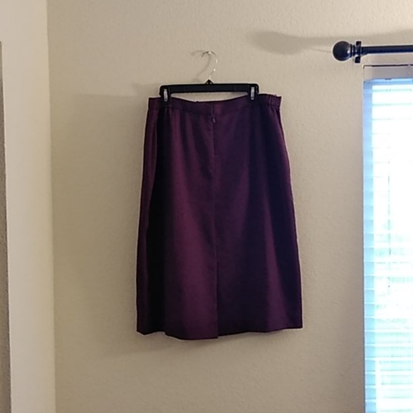 Skirt suit - Picture 3 of 5